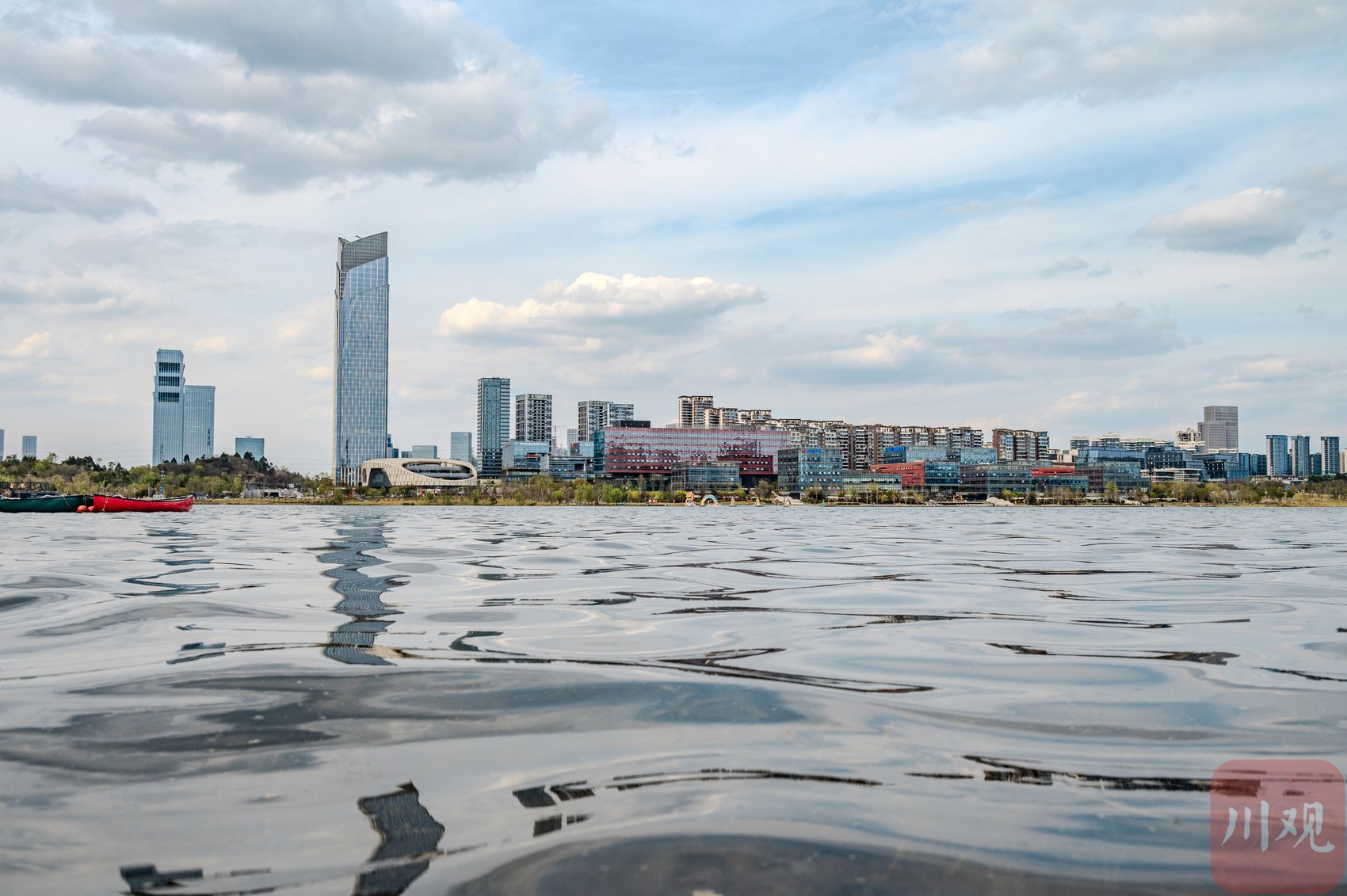 春风吹过,兴隆湖湖面泛起涟漪.