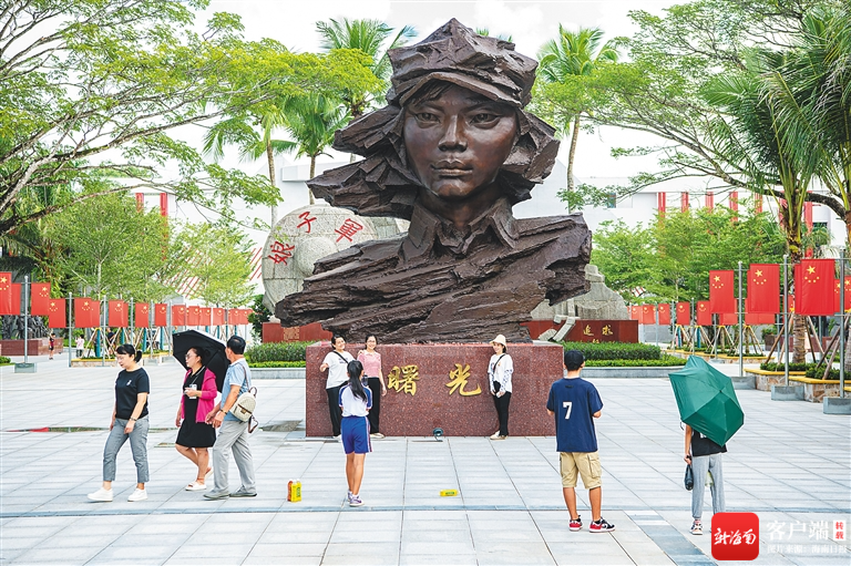 游客在琼海市红色娘子军纪念园参观.蒙钟德 摄