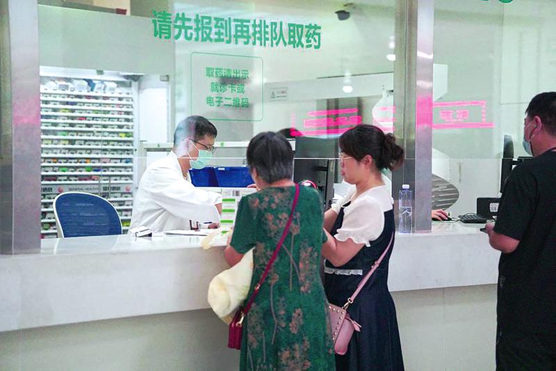 &nbsp;&nbsp;&nbsp;&nbsp;在广西医科大学第一附属医院药房,药师正在