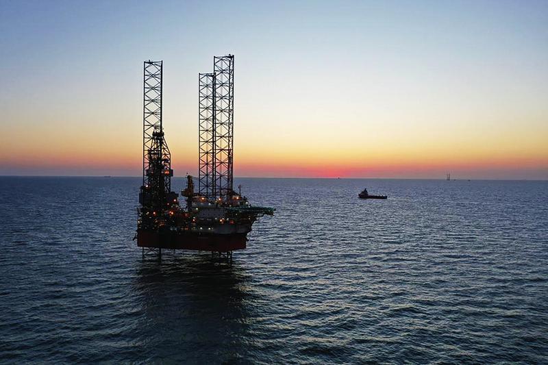 &nbsp;&nbsp;&nbsp;&nbsp;"海洋石油946"钻井平台正在渤海进行深层