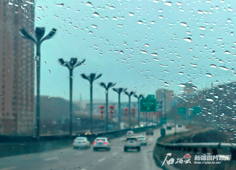 3月26日9时许,车辆行驶在乌鲁木齐市东二环路上,小雨滴湿了车窗.