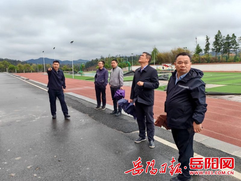 雨住风停,副校长江永新老师立即带领班子成员迅速全面排查教学区,食堂