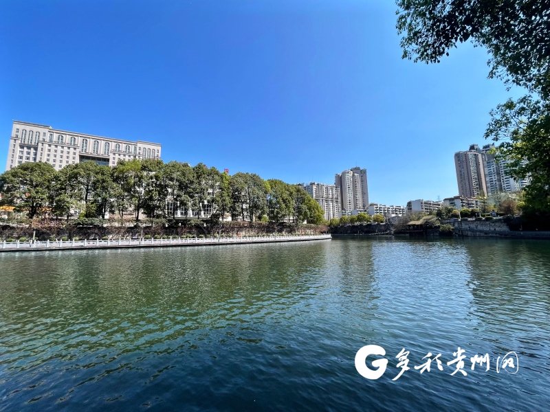 南明河水清河畅,岸绿景美春水婉约,暖风绵绵.