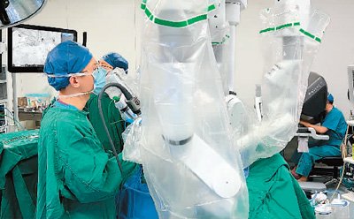 北京大学第三医院胸外科常务副主任强光亮团队在进行纯单孔机器人手术
