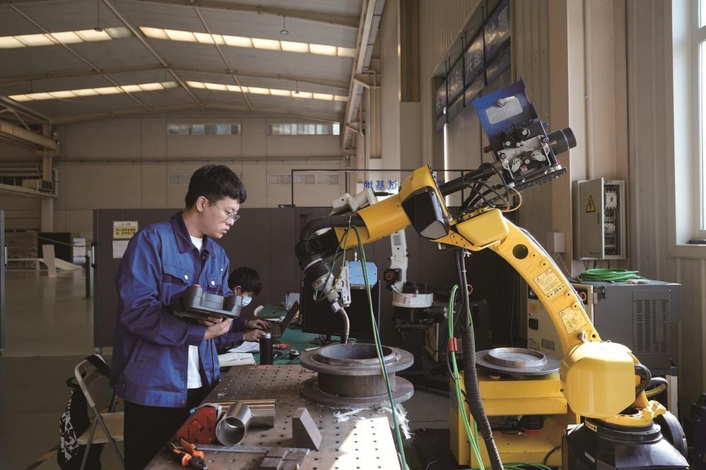 唐山中弘广泰电子科技有限公司技术部员工正在调试电力巡检机器人(11.