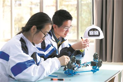 为学生多元成长"铺路架桥"_新浪财经_新浪网