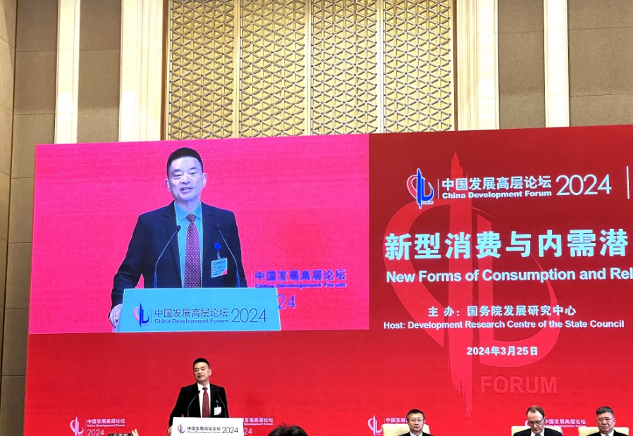 刘永好在专题磋议会上发言 图片开首：每经记者 李宣璋 摄