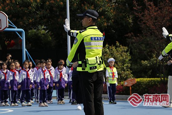 福建各地交警开展形式多样"全国中小学生安全教育日"主题活动|小学_新
