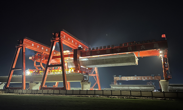 北起京雄城际铁路雄安站,终至商合杭高铁商丘站,全线设雄安,任丘西