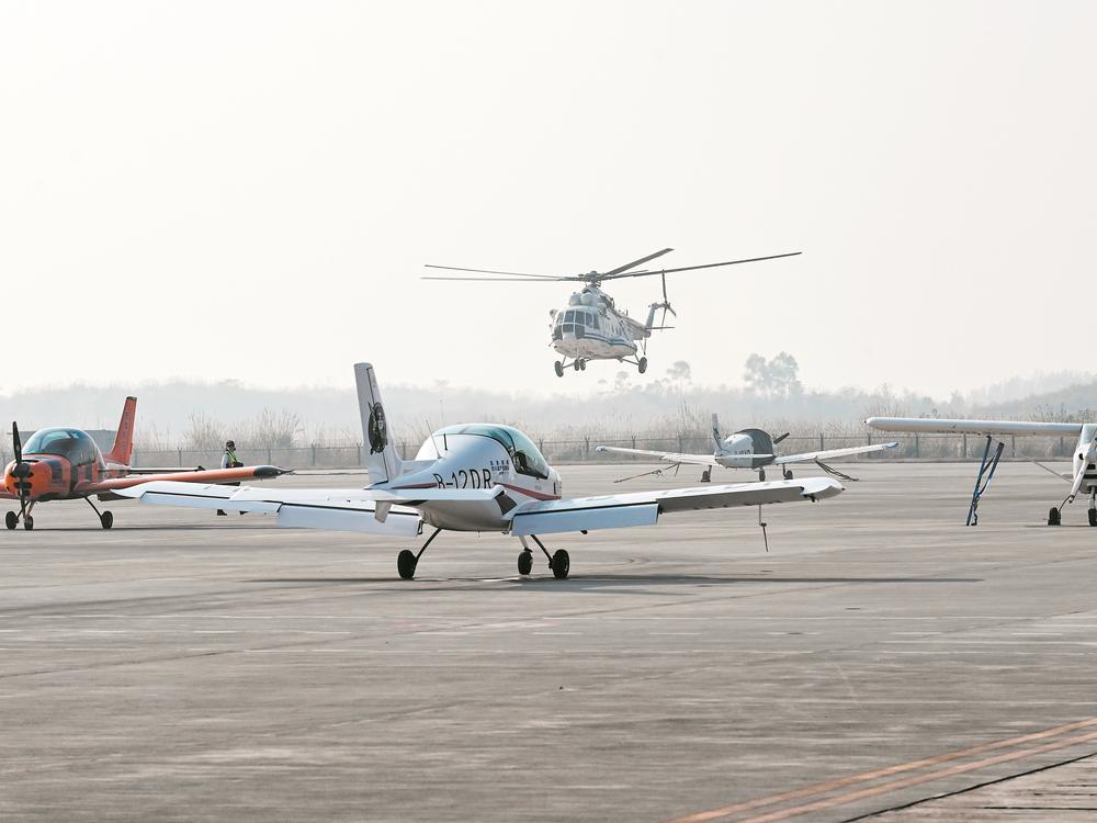 ▲成都金堂淮州机场，一架直升机准备降落 图据新华社