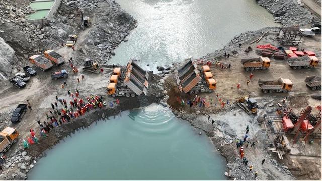 △2023年2月18日，中国能建葛洲坝集团巴基斯坦达苏水电站项目成功截流，工程进入坝体建设新阶段。图据中国能建集团官网