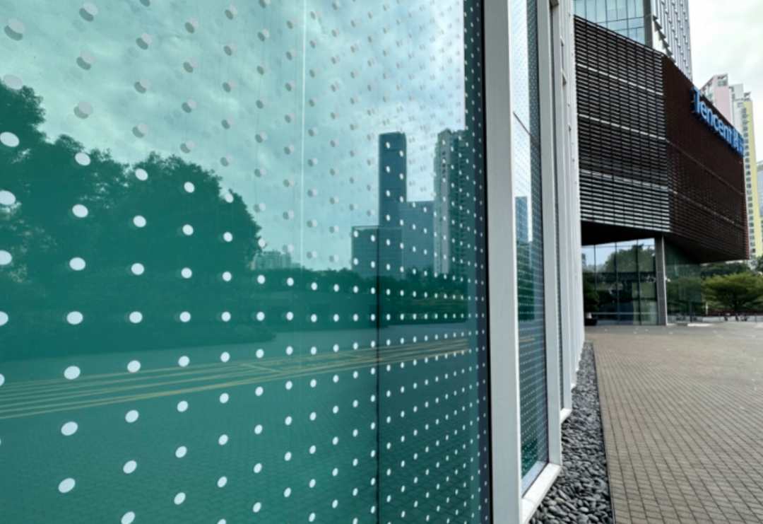 贴了防鸟撞波点贴纸的腾讯滨海大厦一层外墙.
