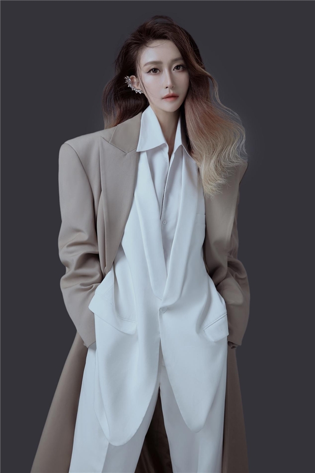 AW2024北京时装周J BY HO 郝佳高级成衣发布会成功举办|设计师|女性|世界小姐|率性|名师_手机新浪网