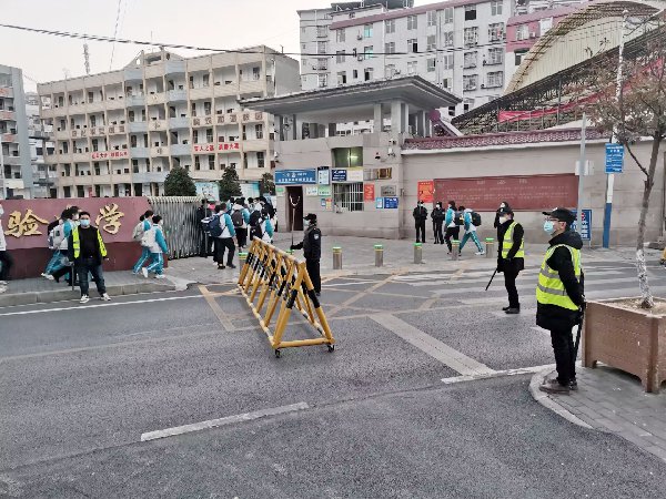 竹溪县实验中学:严格人车分流 打造平安校园|实验中学_新浪财经_新浪
