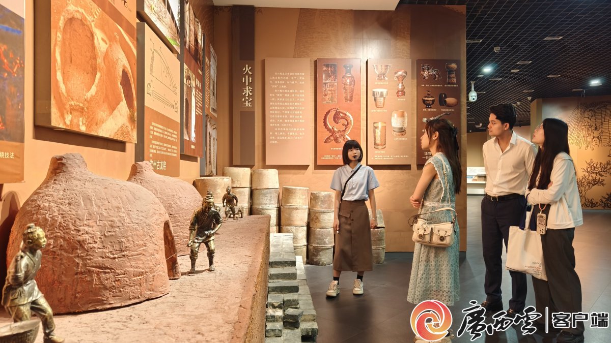 图为采风团在坭兴陶博物馆内听取讲解员介绍情况。