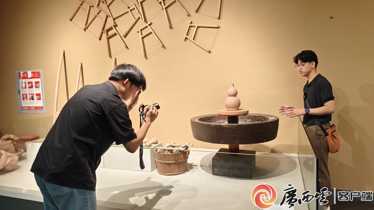 图为采风团成员在钦州坭兴陶博物馆内拍摄视频。