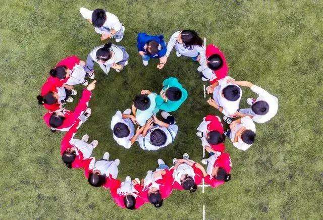 ▲资料图：某地一中学学生正在开展趣味游戏，共同建设和谐校园。图/新华社