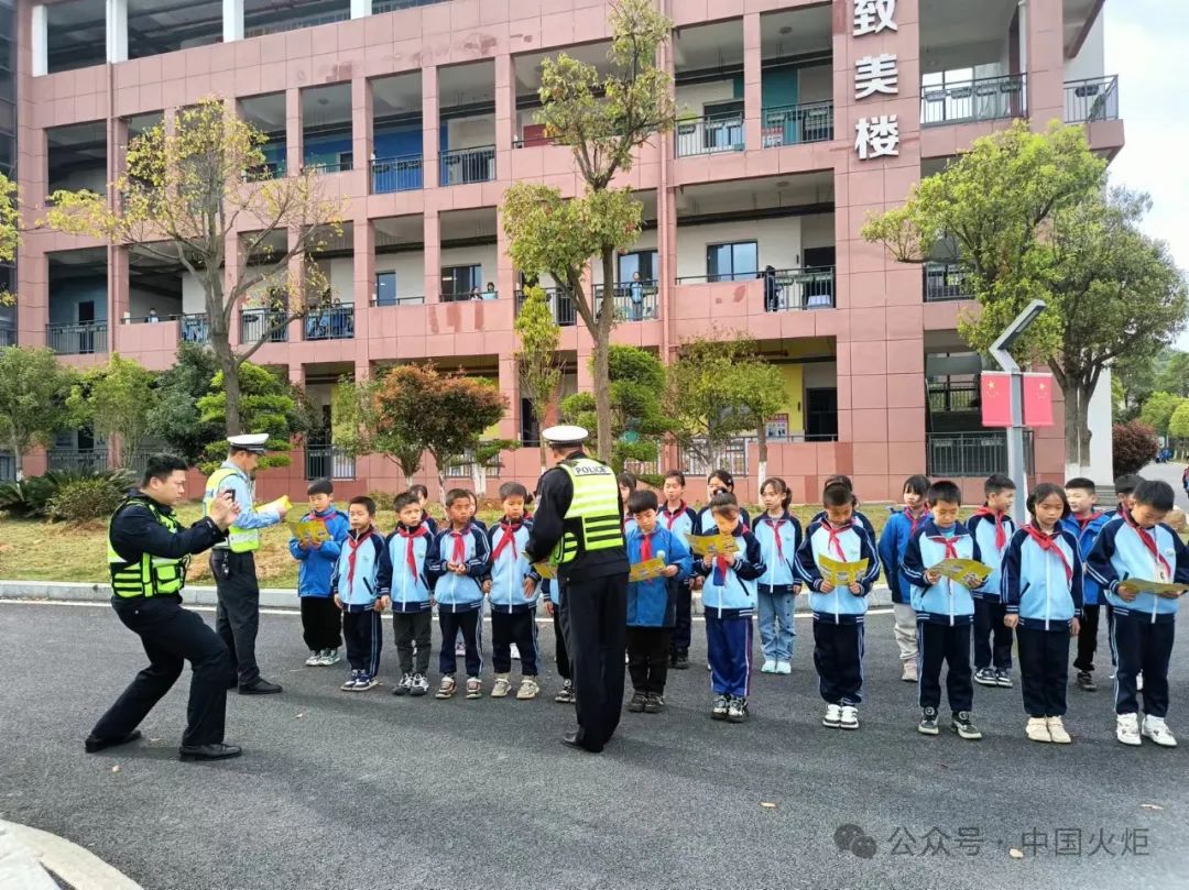 3月24日,仙女湖区第一小学关工委邀请区交警大队来校,为学生进行交通