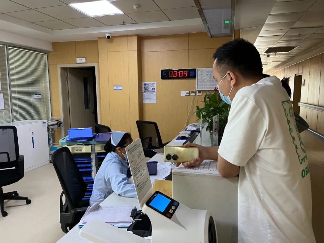 宜丰县人民医院产科，上官正义在询问护士/何国胜 摄