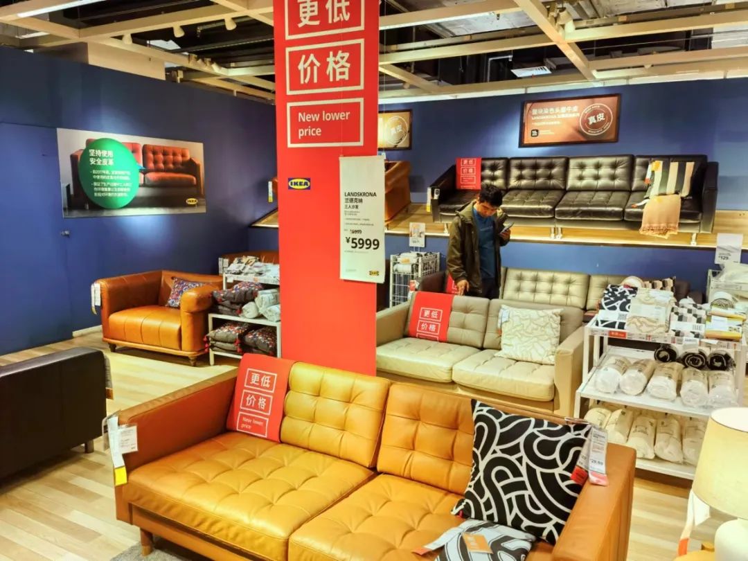 优惠了千元的沙发产品吸引了消费者的关注.黎莉 摄