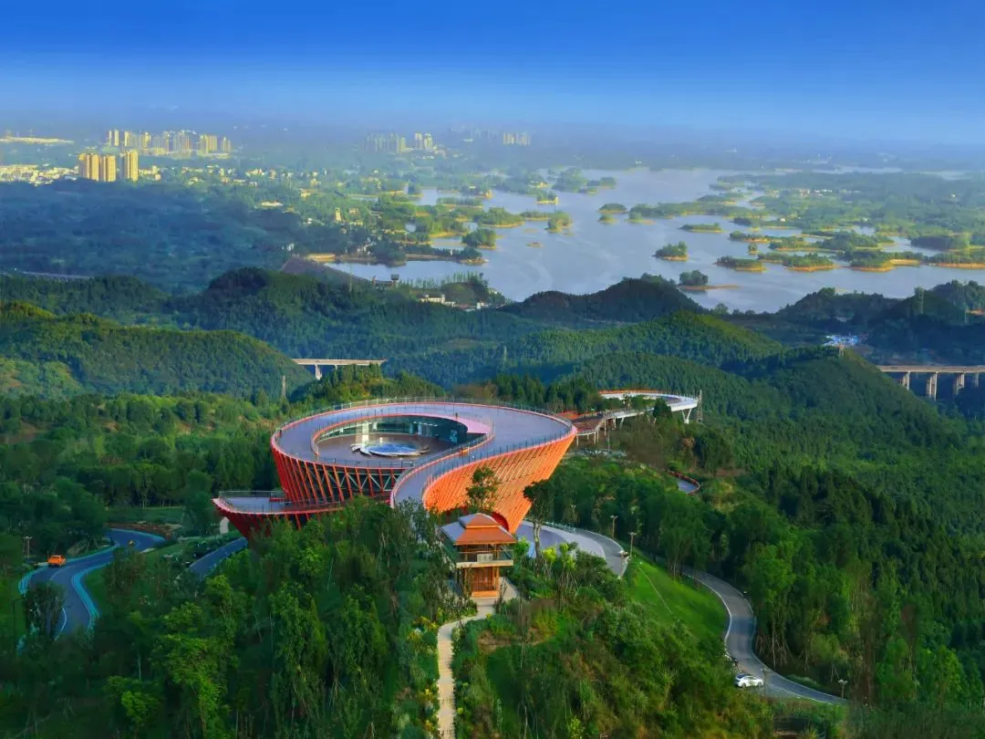 从2024成都世园会东部新区主会场出发,一路向东,在丹景台旅游景区登高