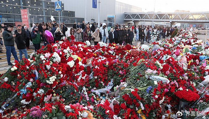 2024年3月25日，俄罗斯莫斯科，民众纪念恐怖袭击的受害者。图片来源：视觉中国