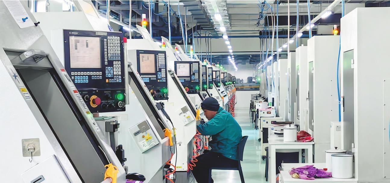 百万只高端机械表机心智能研发制造平台上,技术人员全身心投入工作