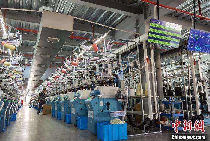 袜子生产车间一景.孟幸宇 摄