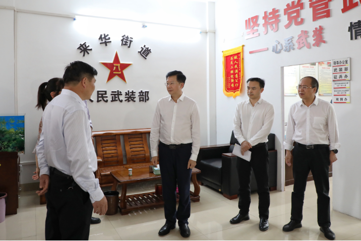 何朝建一行在来华街道思华社区调研社区新时代文明实践站建设情况.