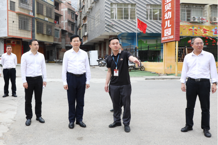 何朝建一行在来华街道思华社区调研社区新时代文明实践站建设情况.