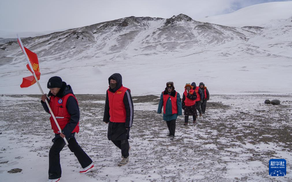 玛曲乡长江源环保志愿队在巡逻守护长江源(2月2日摄).