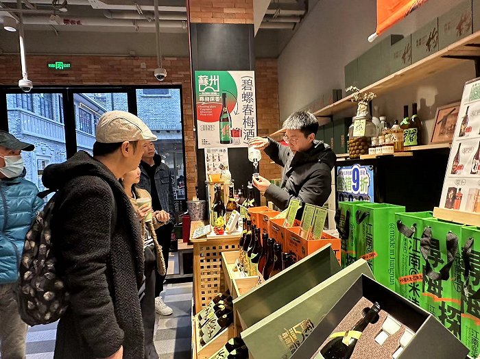 特写一位酒铺老板试着在社区市集卖酒结果出人意料上海新事