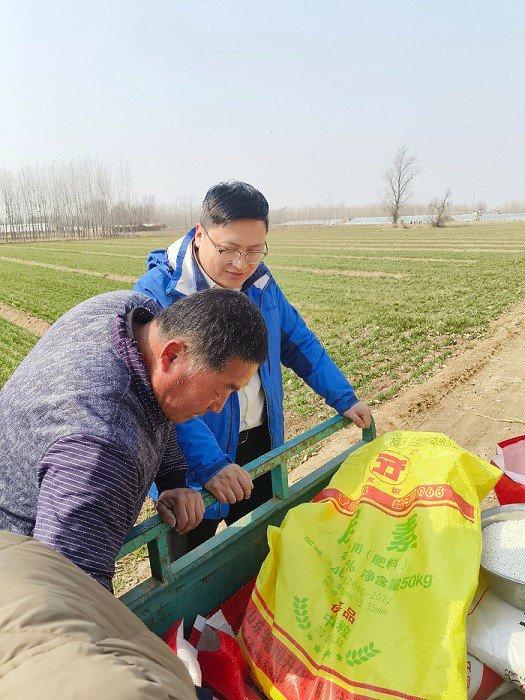 3月6日，山东华鲁恒升化工股份有限公司销售人员深入田间地头指导农民科学施肥。(王博 摄)