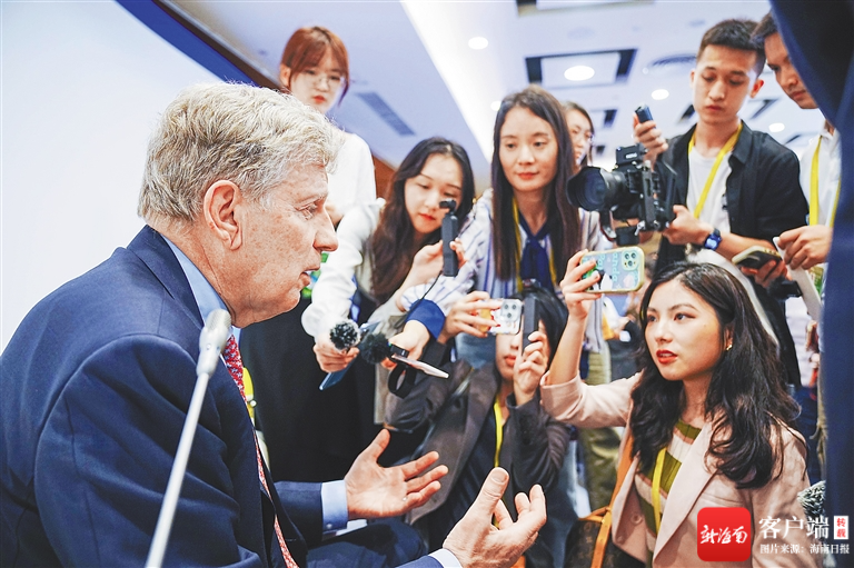 小i集团董事长兼首席执行官袁辉表示,过去的人工智能技术或许只能赋能