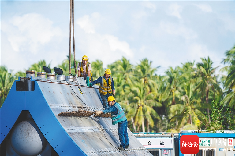 2023年12月16日,海南国际商业航天发射中心,建设者们在作业.