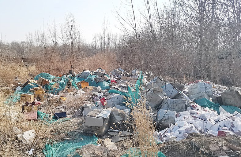 漷县镇张庄村距张庄东路约108米,距凤港减河约498米-大型垃圾渣土堆放
