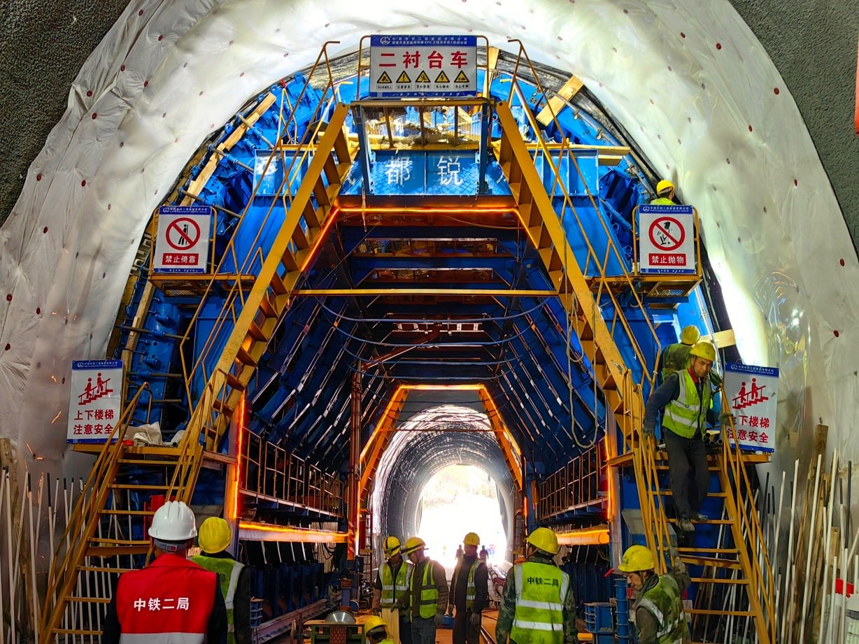 中建路桥集团：衢州石七线花岩地道建造加快推动
