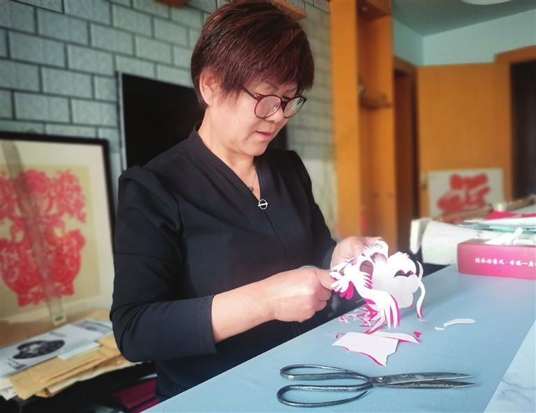 久久,龙年大吉,富贵吉祥;对称的菊花,寓意生活吉祥,富贵;中间有中国结