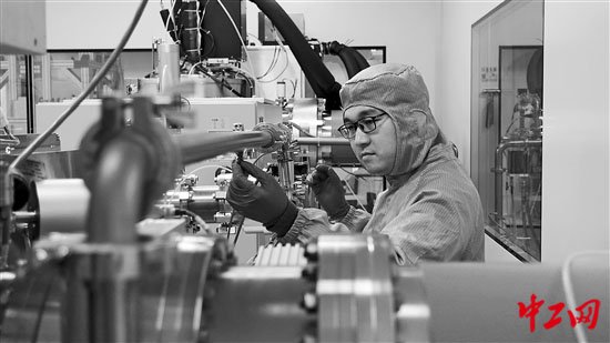 图为本源量子芯片总监贾志龙博士正在中国首条量子芯片生产线上工作。代群 摄