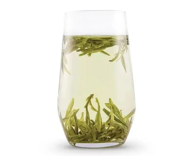 万颗嫩芽才得一斤明前龙井抢鲜上市头采新鲜懂茶的人都在抢这杯