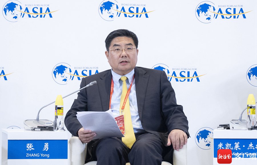 图为中远海运集团副总经理张勇在第四届全球自由贸易港发展论坛发言.