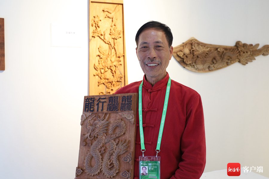 海口七旬非遗传承人现场展示雕刻技艺|木雕_新浪财经_新浪网