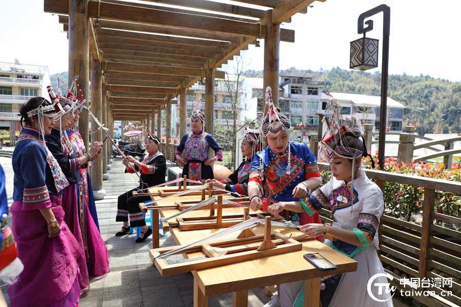 台湾同胞体验畲族彩带编织技艺.(中国台湾网 发)