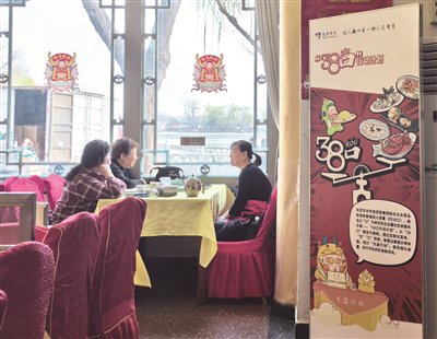记者昨天从北京华天饮食控股集团获悉,该集团结合企业菜品标准和普通