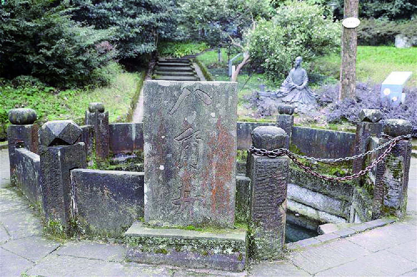 缙云寺旁有一口八角古井,相传是冯时行洗笔的地方,人们称之为"洗墨池"