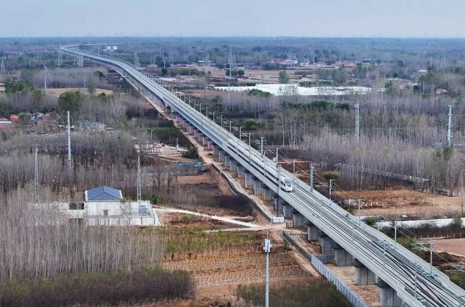 与津雄城际的顺利联通,还首次开行了雄安至天津,雄安至唐山的跨线高铁