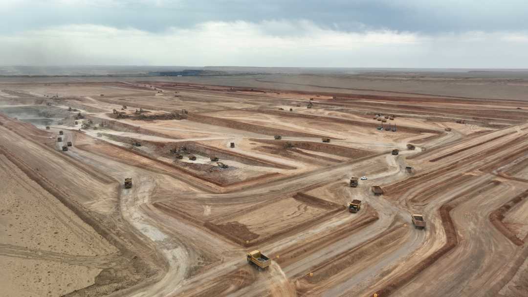 图为国家能源集团新疆公司红沙泉二号露天矿项目建设现场。刘喜群摄