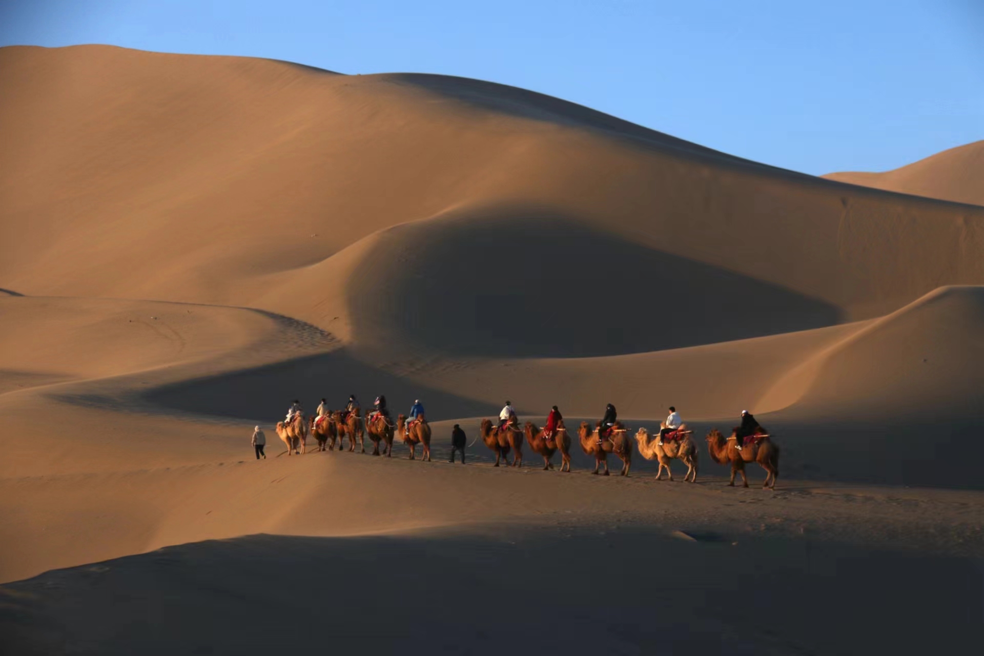 敦煌:大漠春日晨光如画