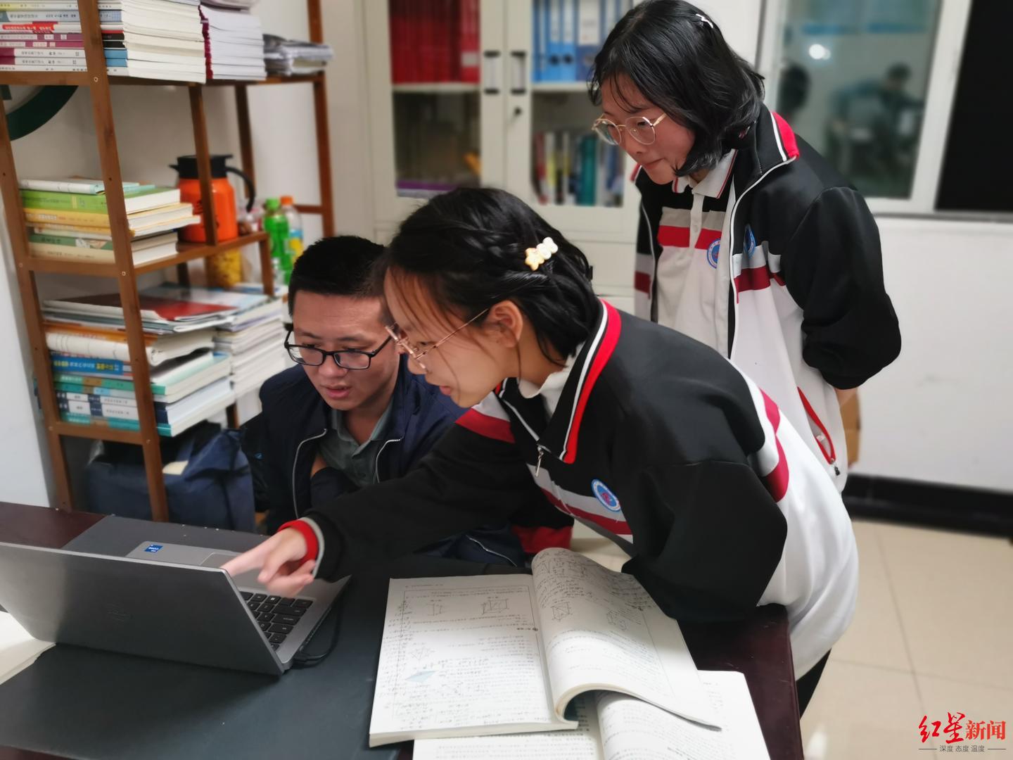 一位重点中学数学老师的犯傻解题思路带着儿子去支教