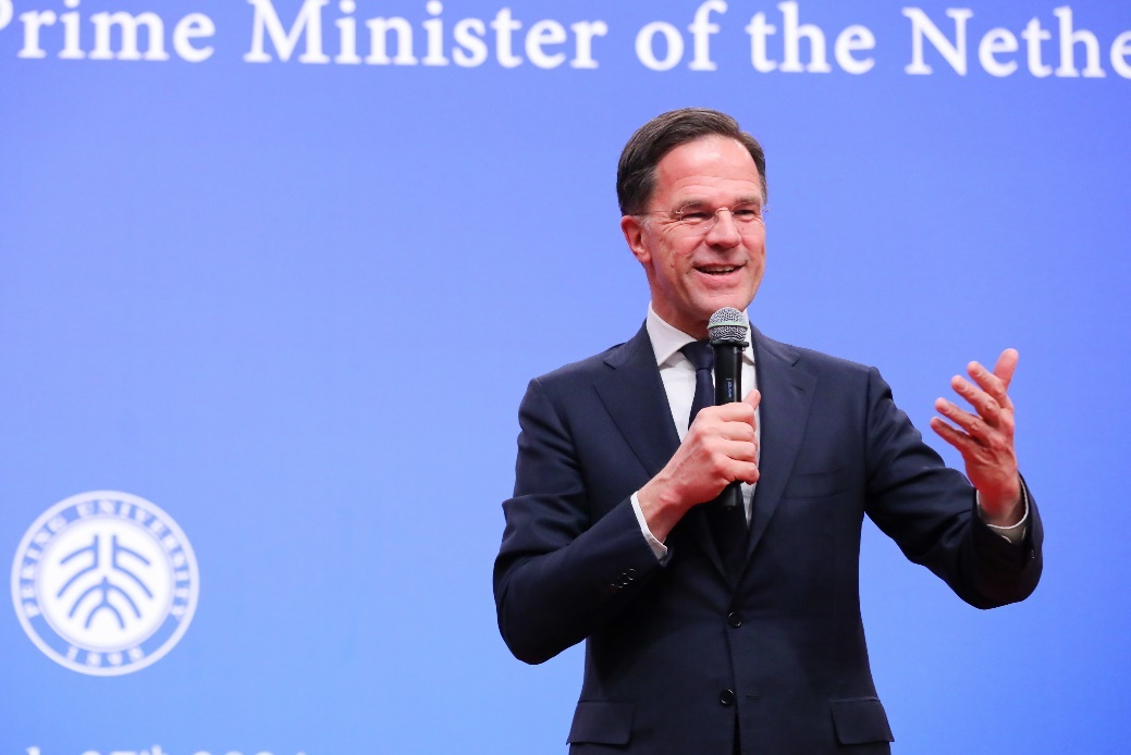 荷兰首相马克吕特访问北京大学并与师生交流座谈